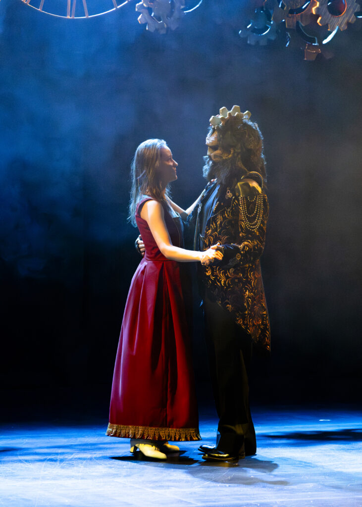 20251206-la_belle_et_la_bete-©eloise_genoud-les_culturailes.24 Les Culturailes - Des spectacles inoubliables, pour rire, rêver et s’étonner.